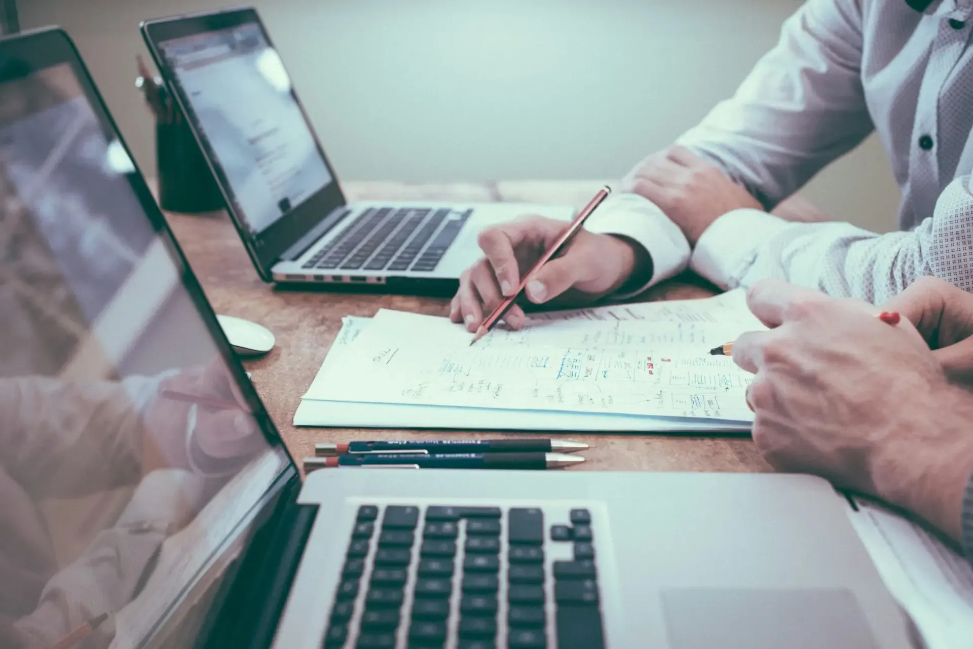 Profesionales revisando reportes financieros